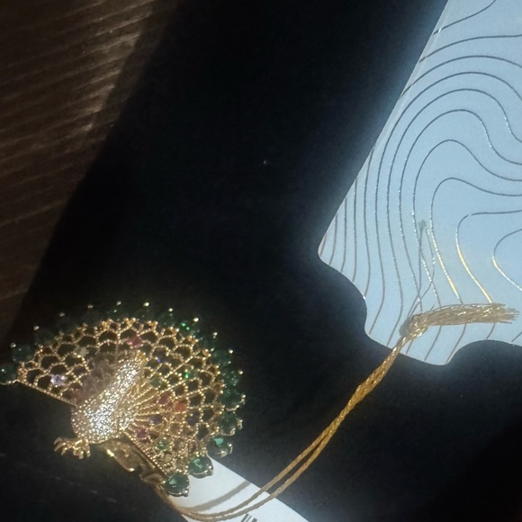 Super fun & fabulous Gold &Green Peacock Ring! Add some flair to your fashion🦚 - Picture 7 of 8